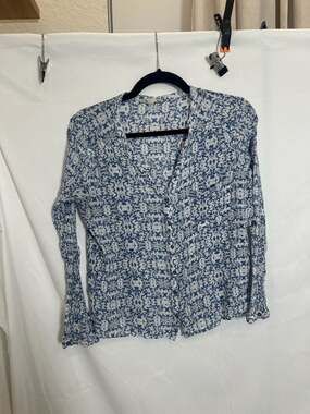 Alythea Blue and White Medallion Print Roll Tab Sleeve Rayon Blouse Size S